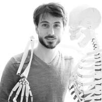 Nicolas Caraguel, ostéopathe et étiopathe à Biarritz, dans son cabinet
